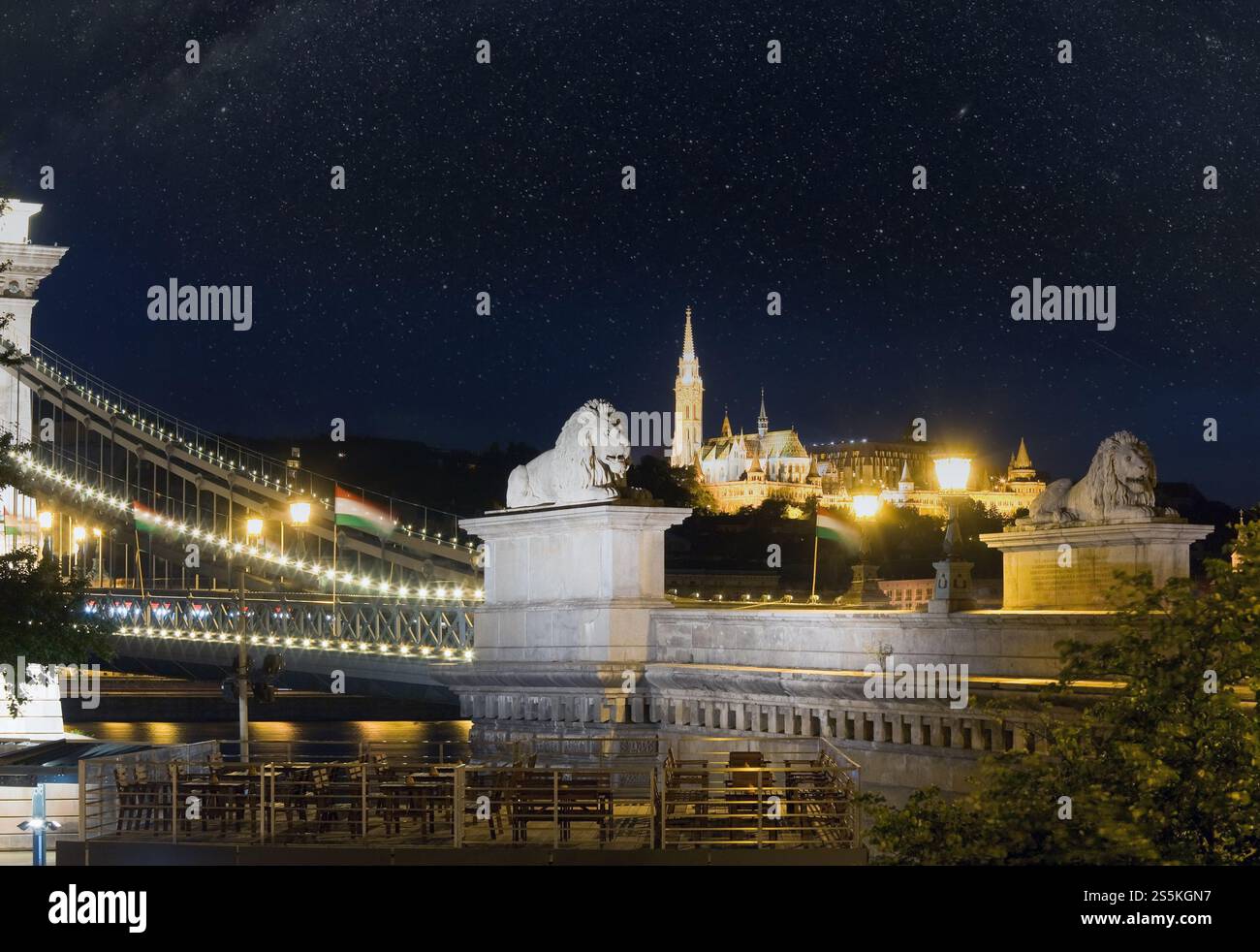 Punto di riferimento ungherese, Budapest Chain Bridge vista notturna. Lunga esposizione. Foto Stock