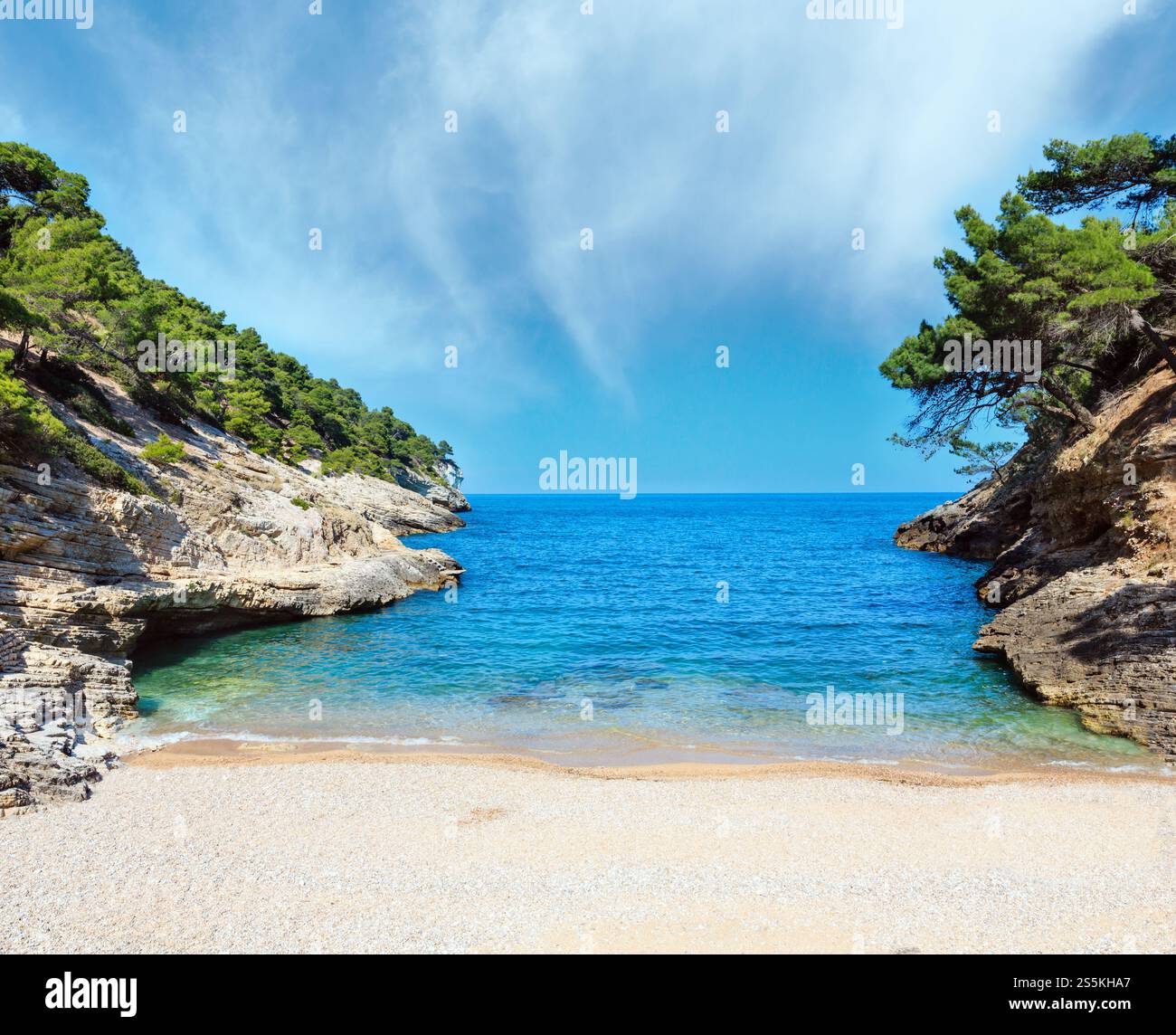 Estate Baia della Pergola piccola calma spiaggia tranquilla, Gargano in Puglia, Italia. Foto Stock