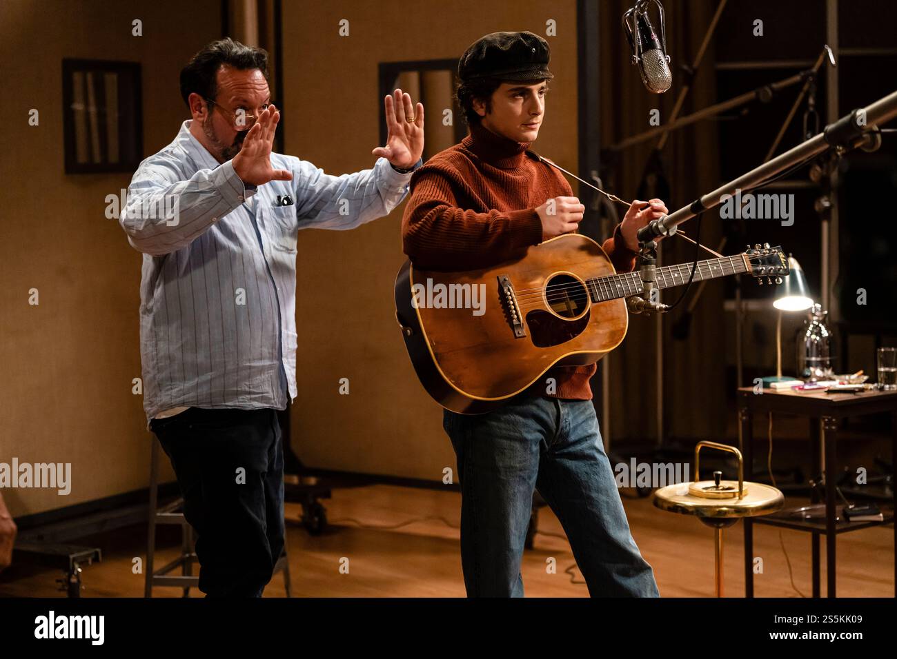 A complete Unknown (2024) diretto da James Mangold e interpretato da Timothée Chalamet nel ruolo di un giovane Bob Dylan che scuote il suo atto sulla scena musicale folk andando elettrico al Newport Folk Festival nel 1965. Fotografia pubblicitaria che mostra il regista James Mangold e Timothée Chalamet ***SOLO USO EDITORIALE***. Crediti: BFA / Macall Polay / Searchlight Pictures Foto Stock