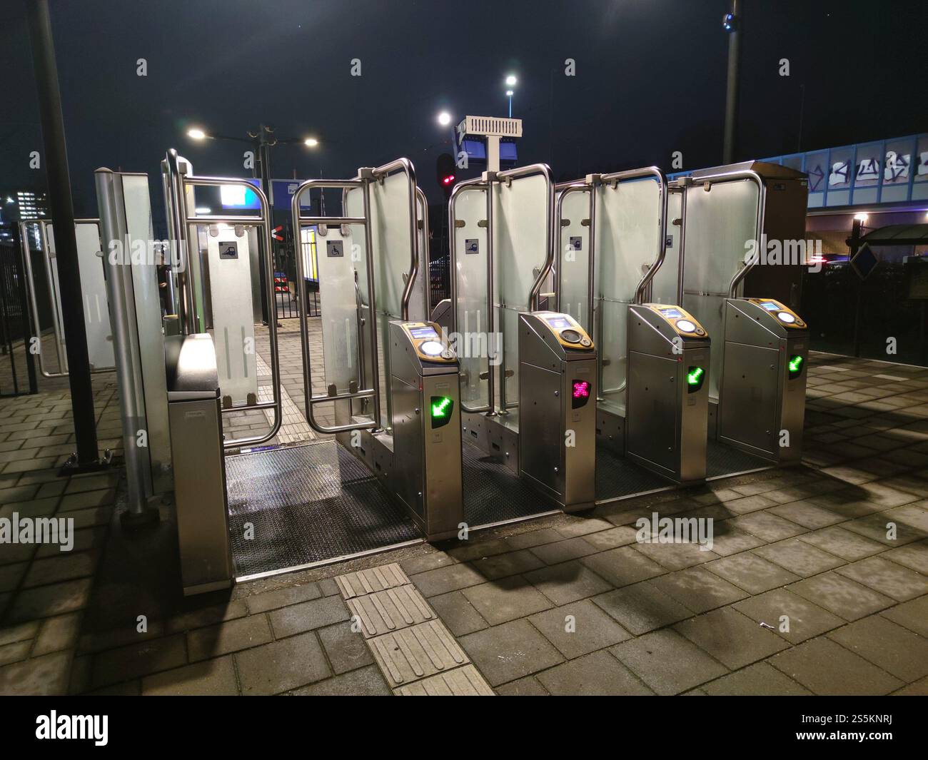 Cancelli d'ingresso alla stazione ferroviaria di Zoetermeer-Oost, Paesi Bassi, dove è possibile accedere alla piattaforma ferroviaria con una chip card elettronica. Foto Stock