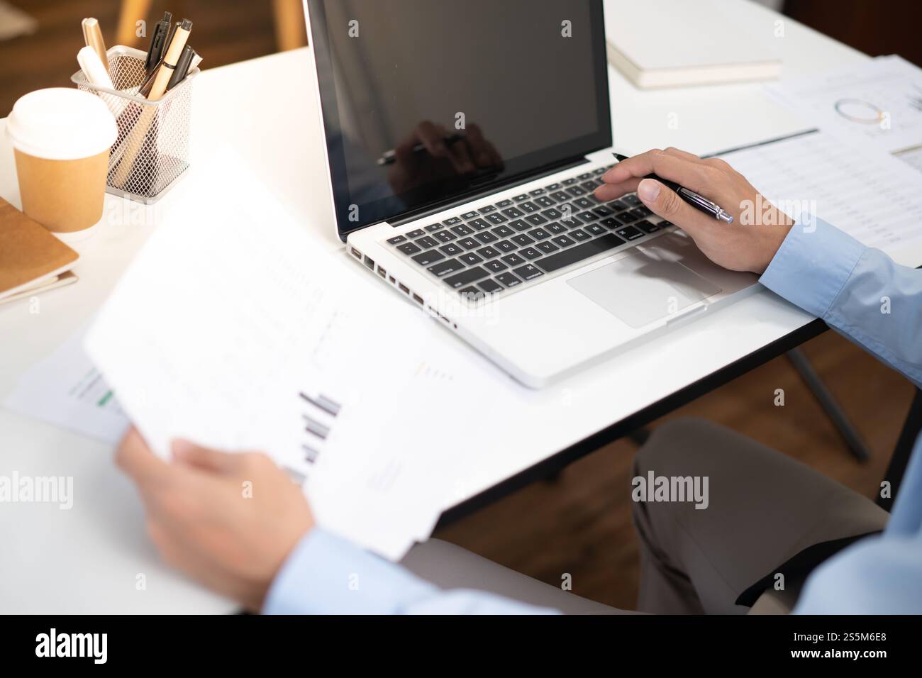 Uomo d'affari che lavora utilizzando le mani del computer portatile digitando su una tastiera. Investitore professionista che lavora per un nuovo progetto di Start-up. pianificazione aziendale in corso Foto Stock