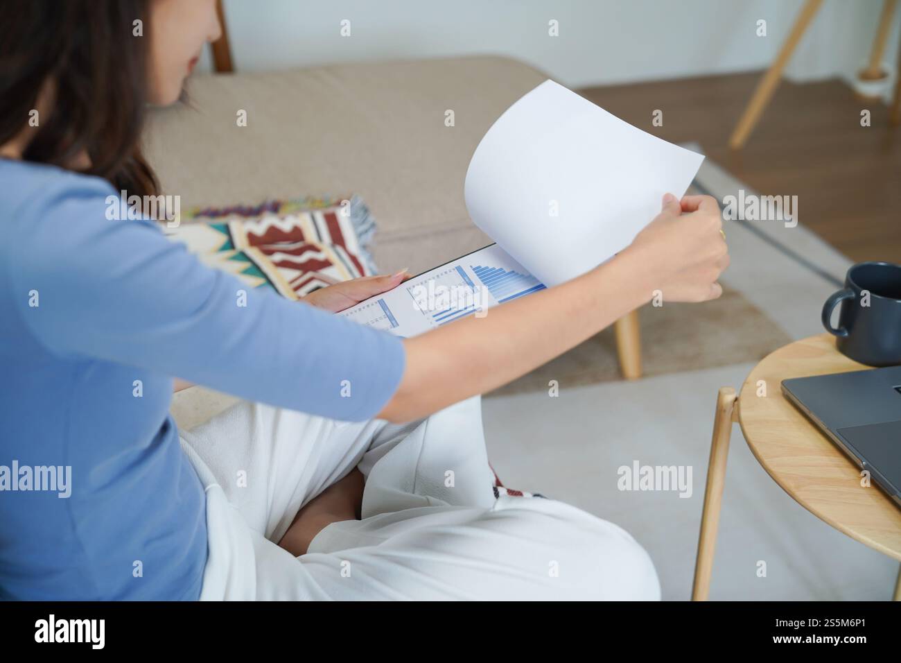 Donna d'affari che lavora da casa. Problemi finanziari concetto di spazio di lavoro domestico. Foto Stock