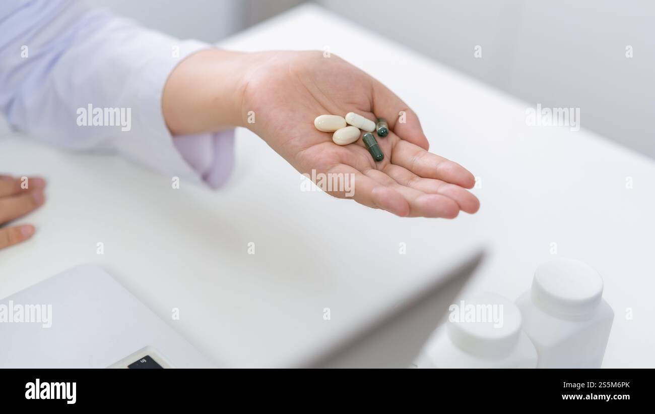 Medico professionista mano dare medicina. Proteggere contro il coronavirus COVID-19 medico concetto sanitario dare pillole al paziente. Foto Stock