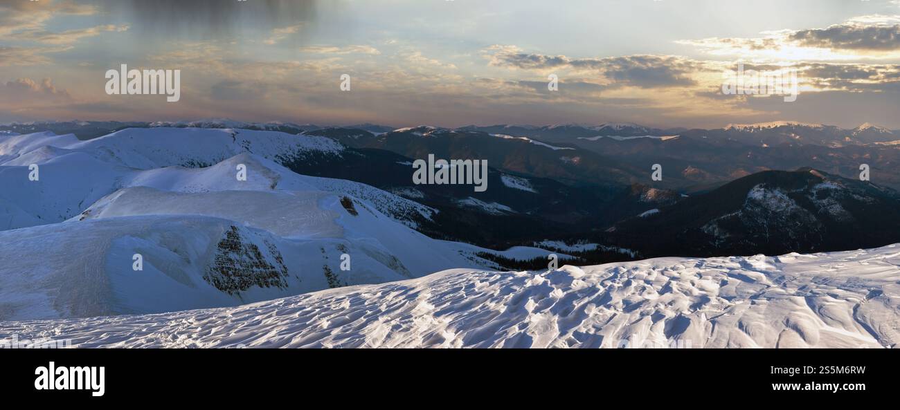 Crepuscolo di montagna panorama con le ombre della sera da cumuli di neve (Ucraina, dei Carpazi). Foto Stock