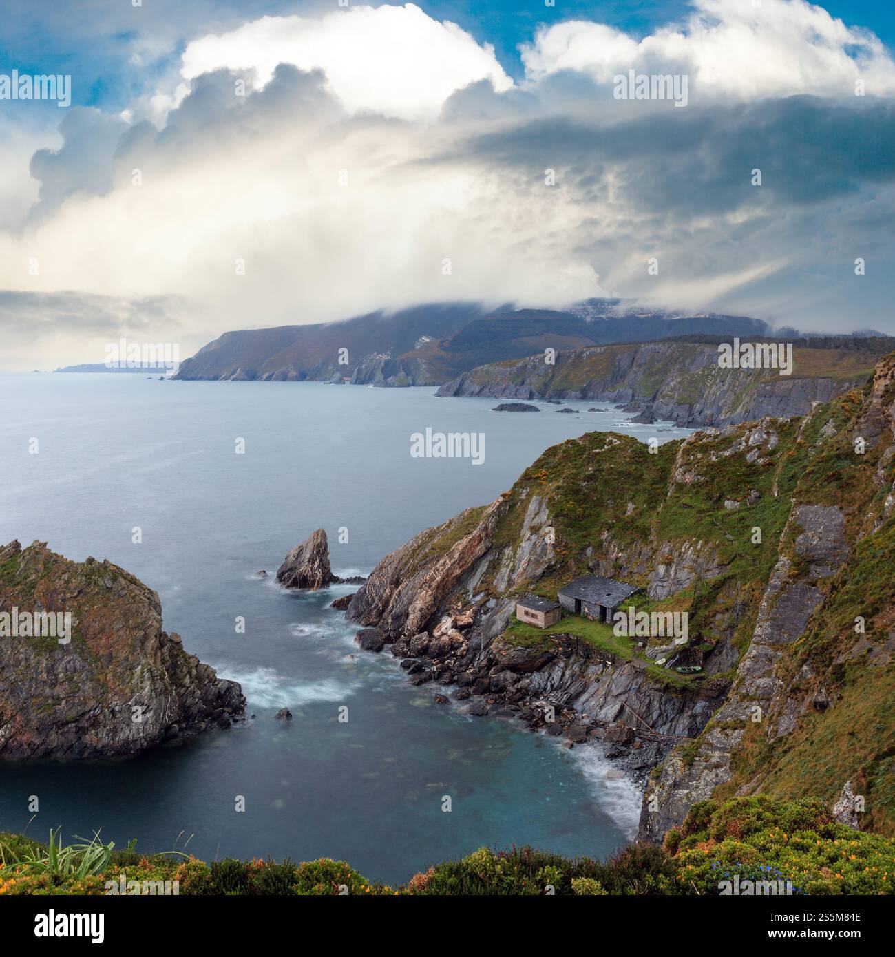 Costa de Loiba tramonto paesaggio con formazioni di roccia vicino a riva(Asturias, Spagna). Foto Stock