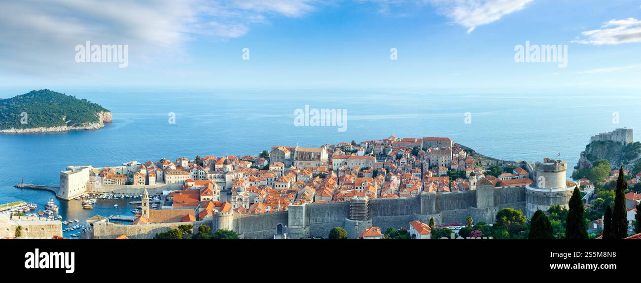 Famosa Dubrovnik Città Vecchia estate panorama con parete di fortezza e la torre Minceta (Croazia). Foto Stock