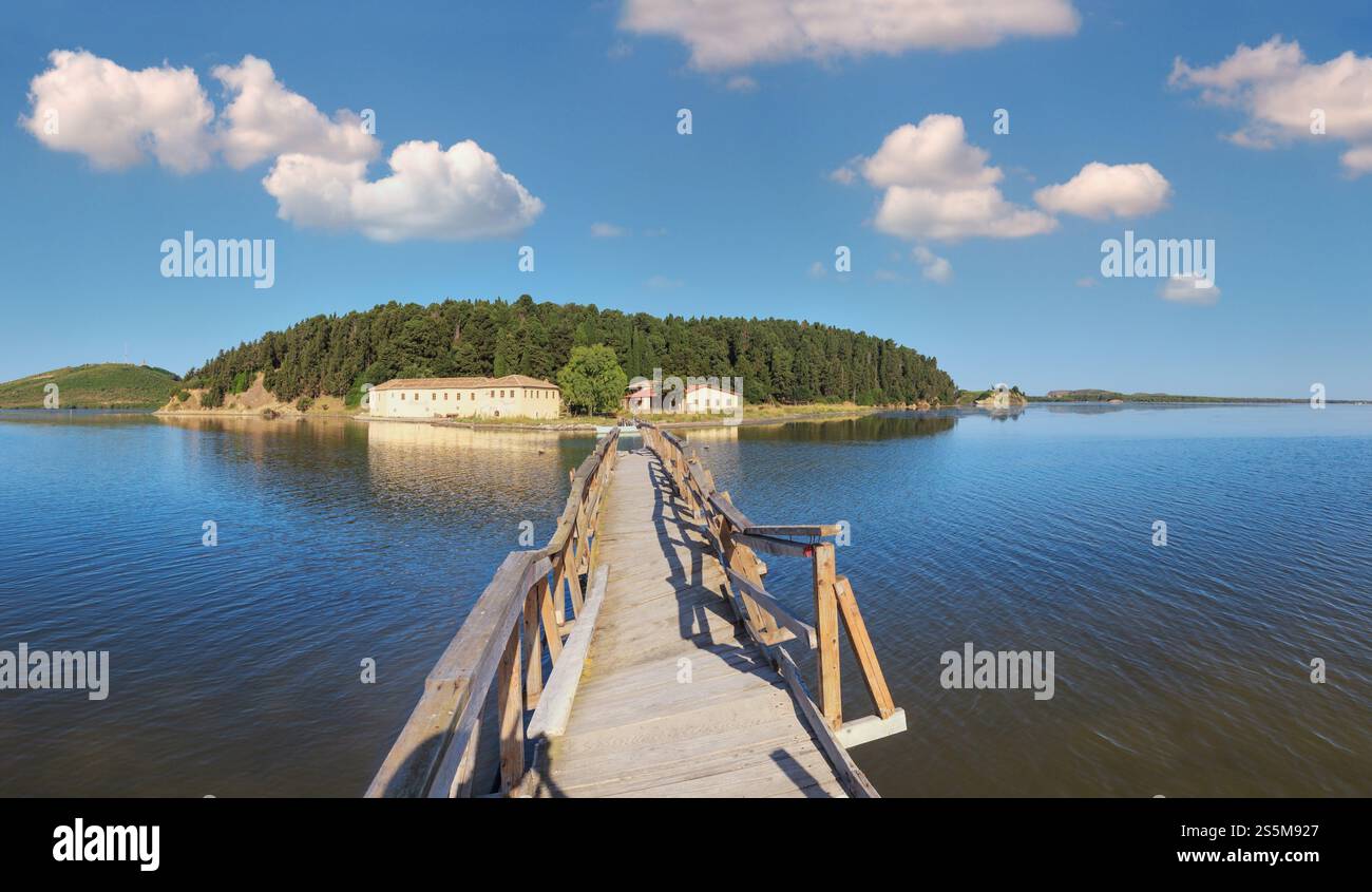 In legno ponte in rovina a isolato Monastero di Santa Maria sul Zvernec isola (Narta Laguna, Valona Albania). Foto Stock