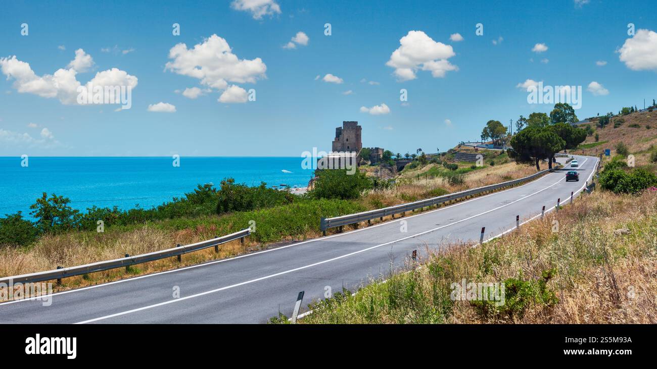 Pittoresca e storica torre di fortificazione tra la strada regionale e la spiaggia sul Mar Ionio, sulla costa Sud Italia Foto Stock