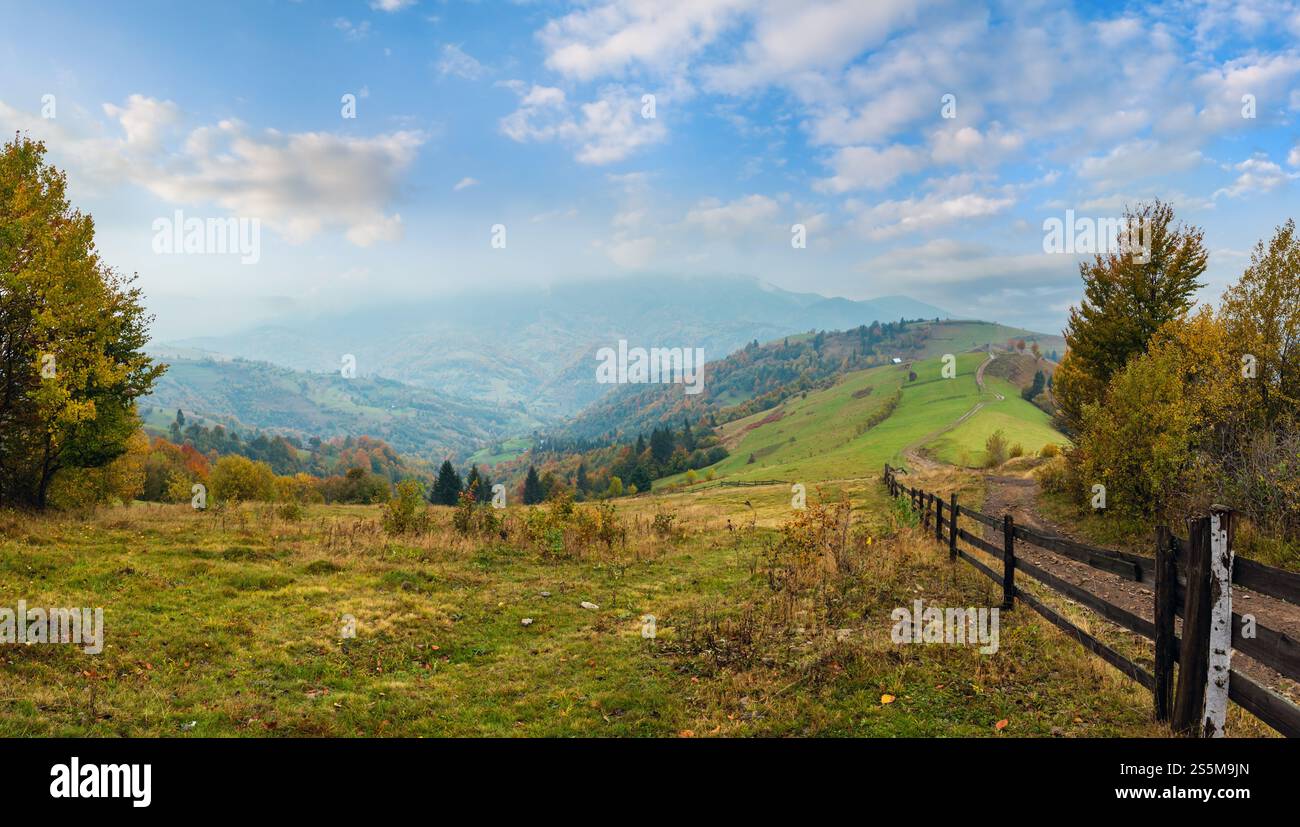 In Autunno le montagne dei Carpazi panorama del paesaggio (Mizhhiria, Zakarpattia Oblast, Ucraina). Foto Stock