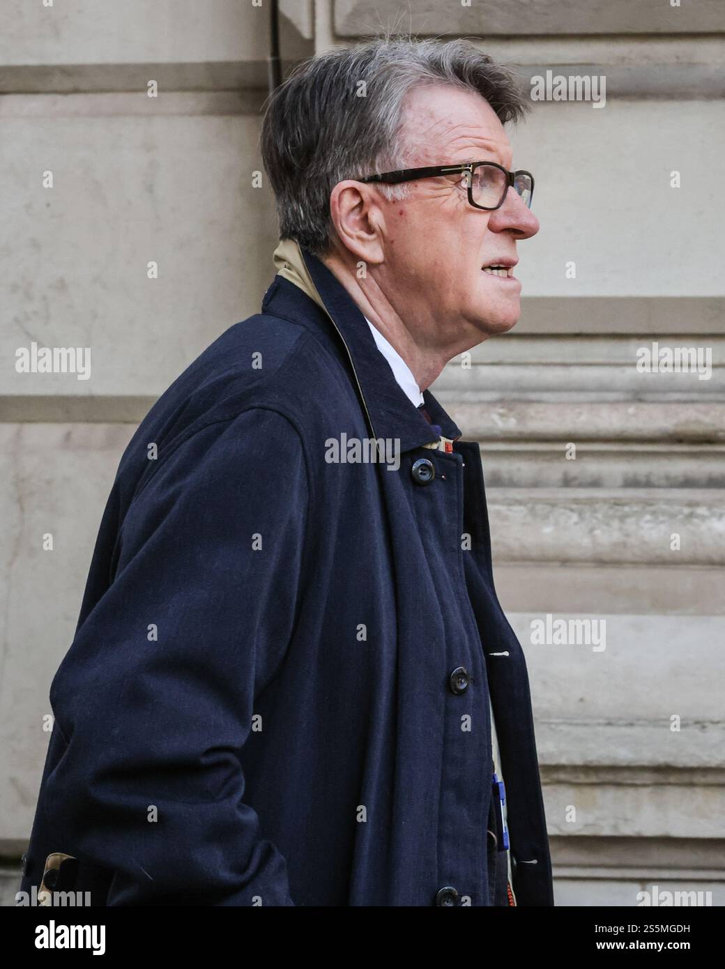 Londra, Regno Unito. 14 gennaio 2025. Peter Mandelson, Lord Mandelson, pari del Partito Laburista ed ex ministro del governo, è visto camminare a Westminster. Mandelson è stato recentemente nominato ambasciatore designato del Regno Unito negli Stati Uniti d'America e dovrebbe assumere la sua nuova posizione negli Stati Uniti alla fine di questo mese. Crediti: Imageplotter/Alamy Live News Foto Stock