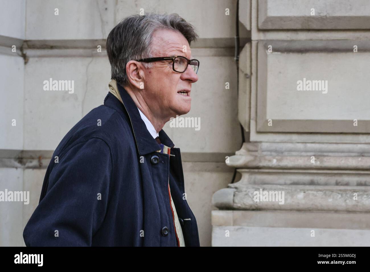 Londra, Regno Unito. 14 gennaio 2025. Peter Mandelson, Lord Mandelson, pari del Partito Laburista ed ex ministro del governo, è visto camminare a Westminster. Mandelson è stato recentemente nominato ambasciatore designato del Regno Unito negli Stati Uniti d'America e dovrebbe assumere la sua nuova posizione negli Stati Uniti alla fine di questo mese. Crediti: Imageplotter/Alamy Live News Foto Stock
