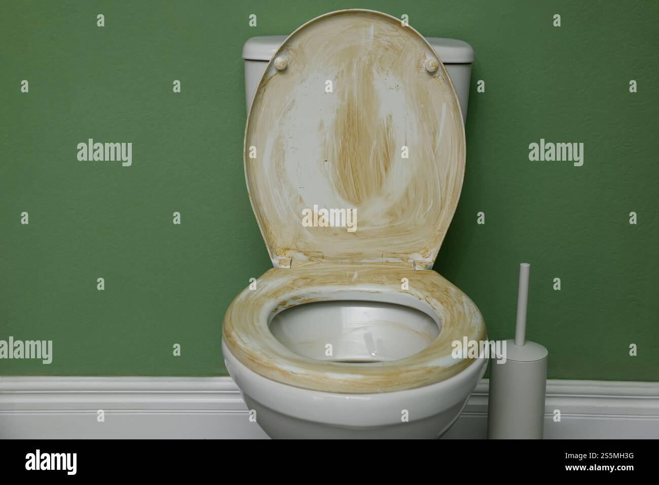 WC con sedile sporco nei bagni pubblici Foto Stock