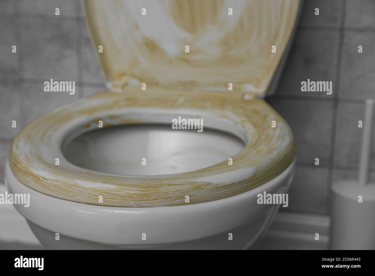 WC con sedile sporco in bagno pubblico, primo piano Foto Stock