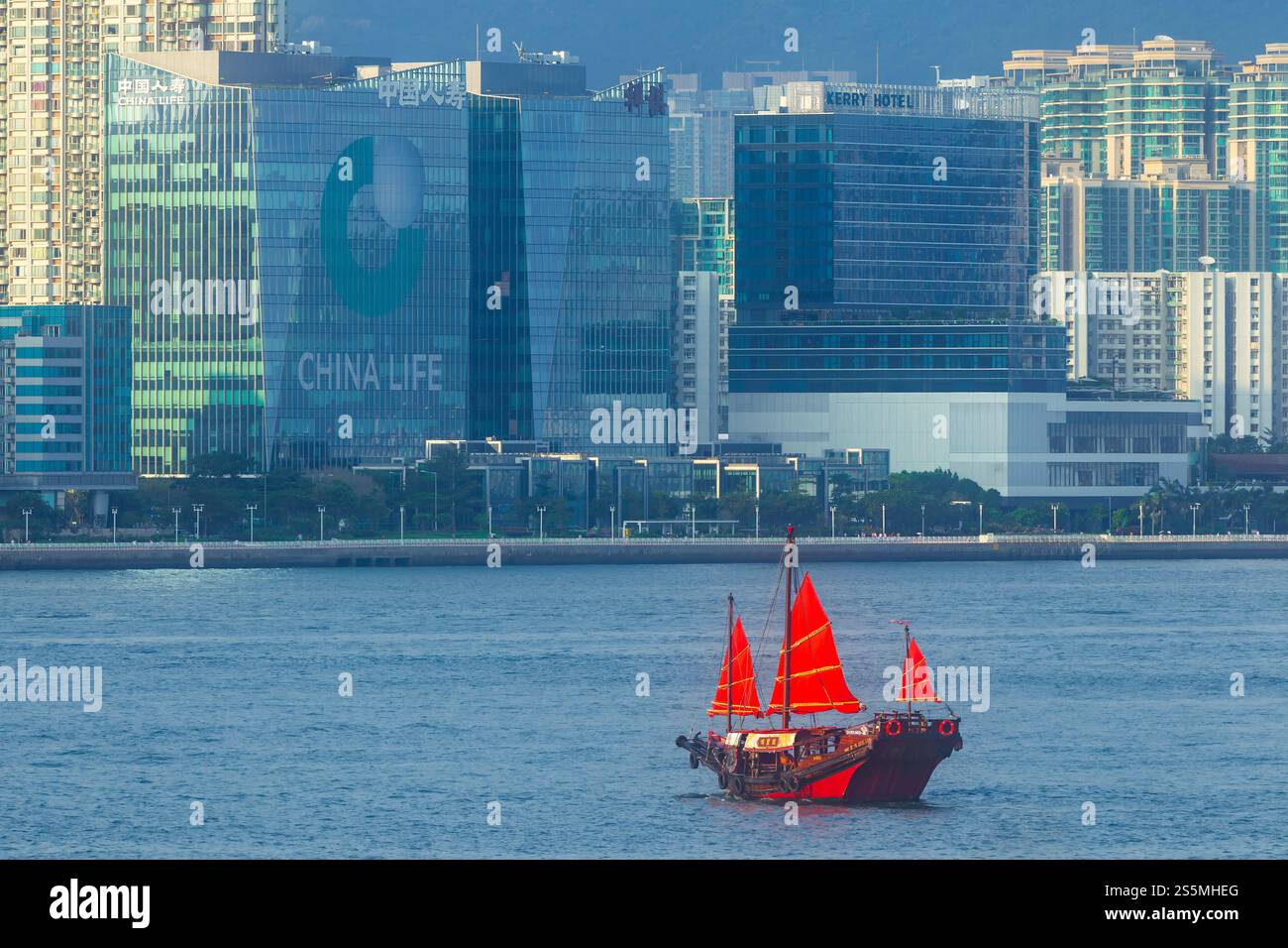 La junk boat cinese "Dukling" sulla baia di Kowloon sull'isola di Kowloon a Hong Kong, in Cina, vista dall'altra parte del porto di Victoria. Foto Stock