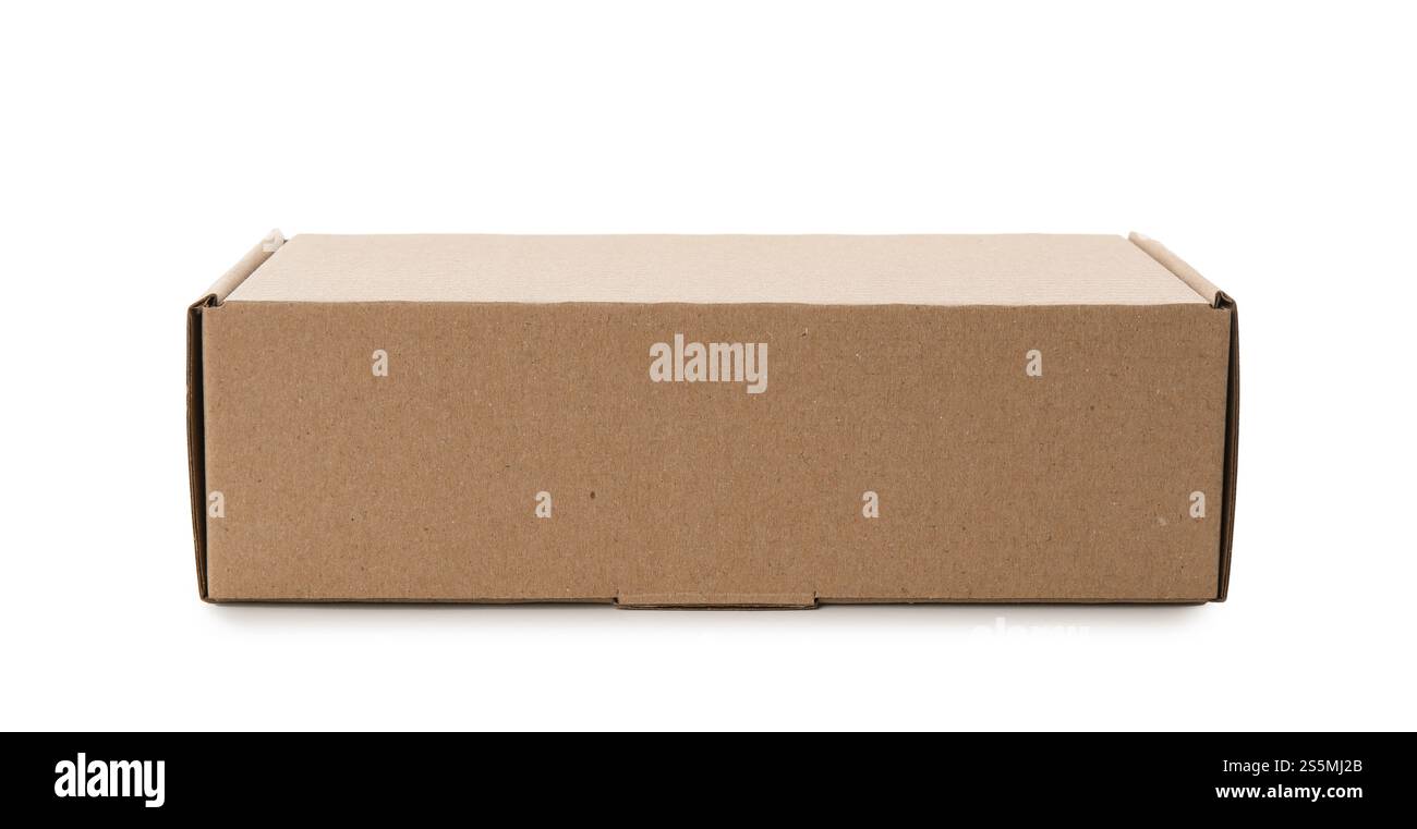 Una scatola di cartone chiusa isolata su bianco. Mockup per il design Foto Stock