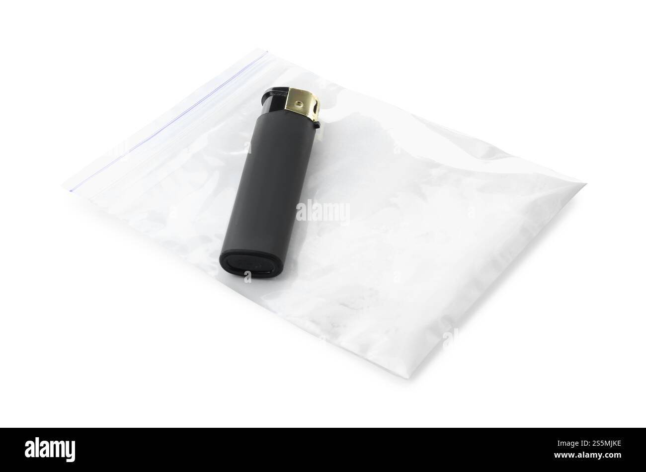 Tossicodipendenza. Sacchetto di plastica con polvere e accendisigari isolato su bianco Foto Stock