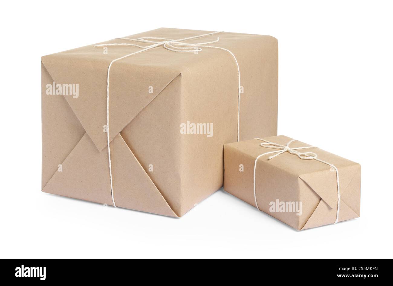 Pacchi confezionati in carta kraft isolati su bianco Foto Stock