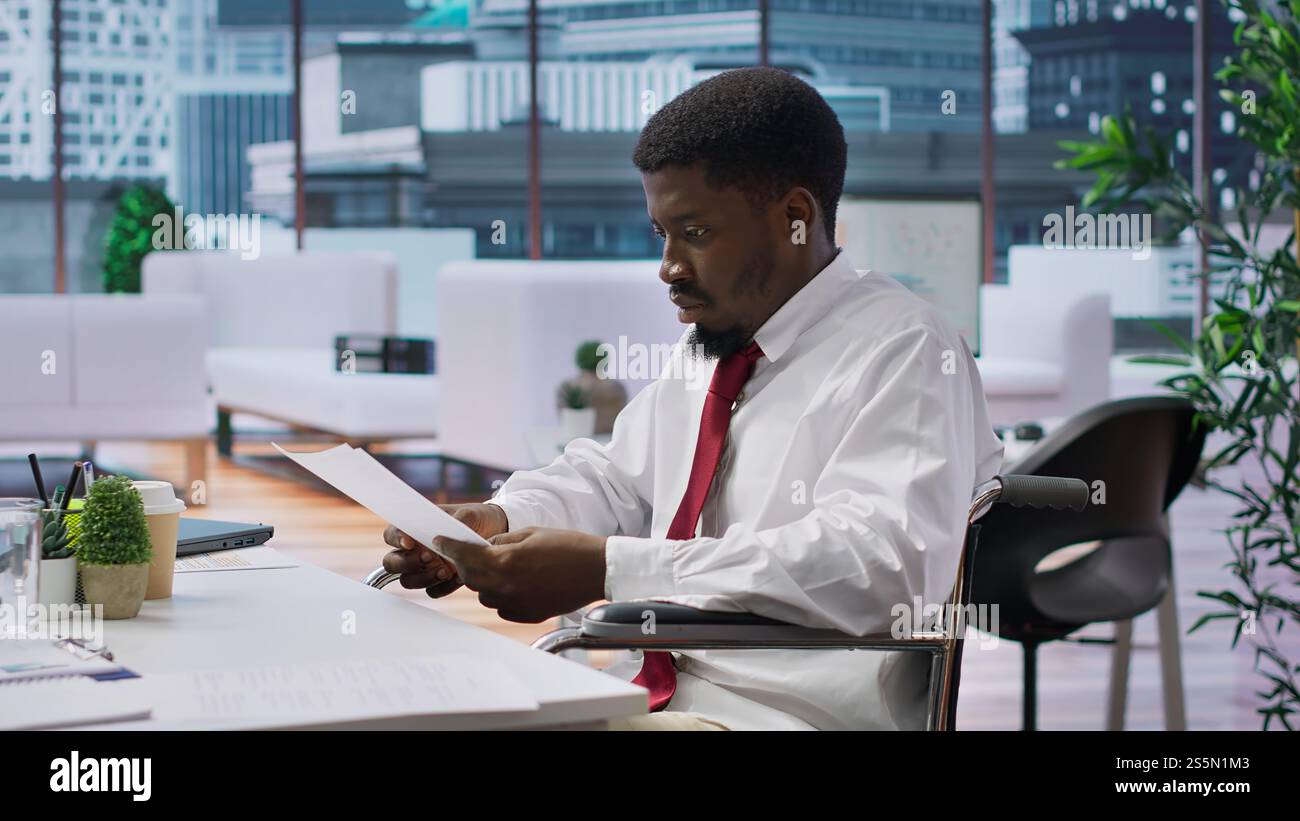 Candidato per lavori su sedia a rotelle che fornisce il suo CV al team dei datori di lavoro, partecipando a un colloquio per un posto vacante in società con politica di inclusione e parità di lavoro. Candidato qualificato. Telecamera A.. Foto Stock