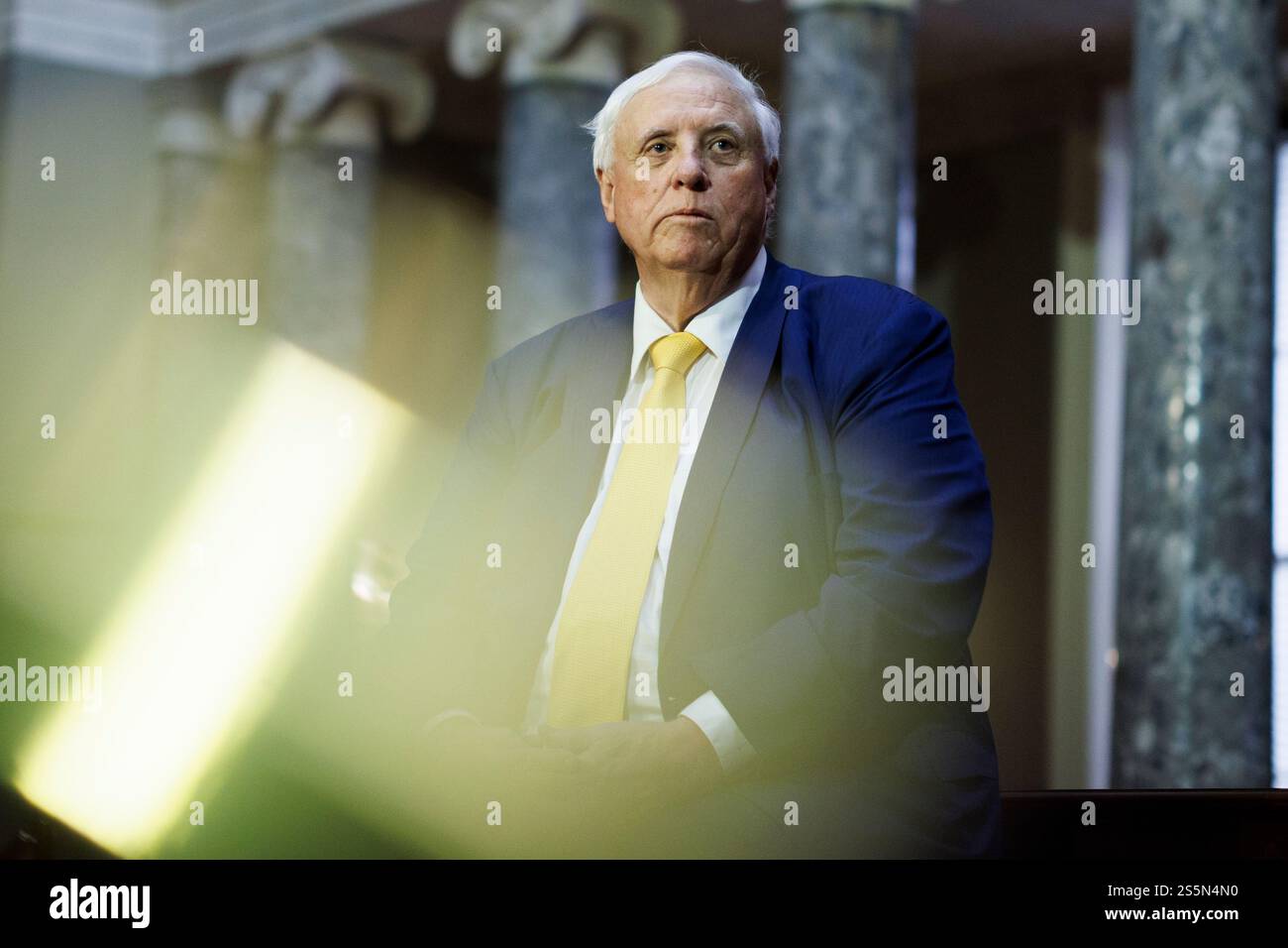 Washington, Stati Uniti. 14 gennaio 2025. Il senatore Jim Justice (R-WV) viene visto dopo una cerimonia di giuramento nella vecchia camera del Senato a Washington DC martedì 14 gennaio 2025. (Foto di Aaron Schwartz/Sipa USA) credito: SIPA USA/Alamy Live News Foto Stock