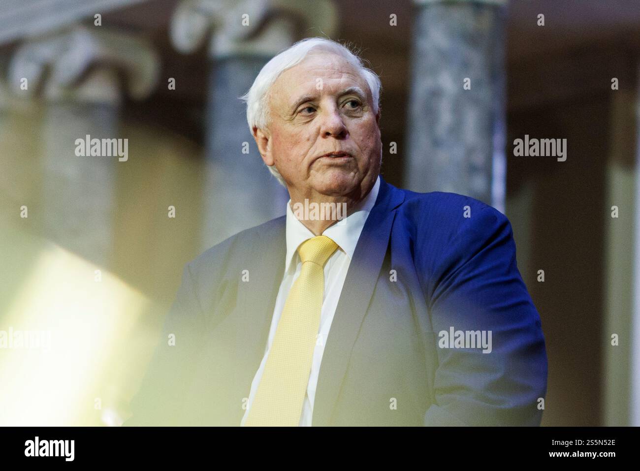 Washington, Stati Uniti. 14 gennaio 2025. Il senatore Jim Justice (R-WV) viene visto dopo una cerimonia di giuramento nella vecchia camera del Senato a Washington DC martedì 14 gennaio 2025. (Foto di Aaron Schwartz/Sipa USA) credito: SIPA USA/Alamy Live News Foto Stock