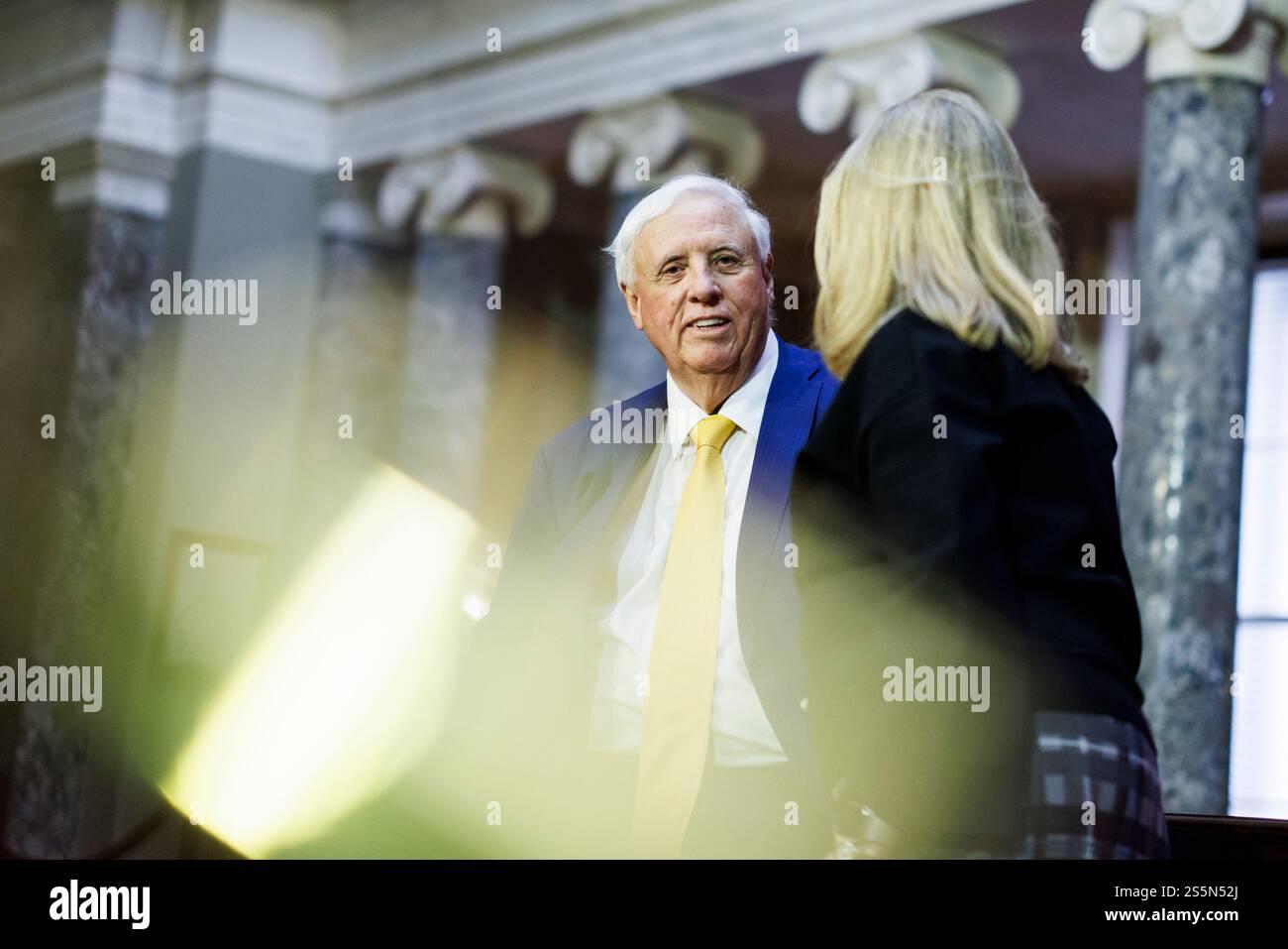 Washington, Stati Uniti. 14 gennaio 2025. Il senatore Jim Justice (R-WV) viene visto dopo una cerimonia di giuramento nella vecchia camera del Senato a Washington DC martedì 14 gennaio 2025. (Foto di Aaron Schwartz/Sipa USA) credito: SIPA USA/Alamy Live News Foto Stock