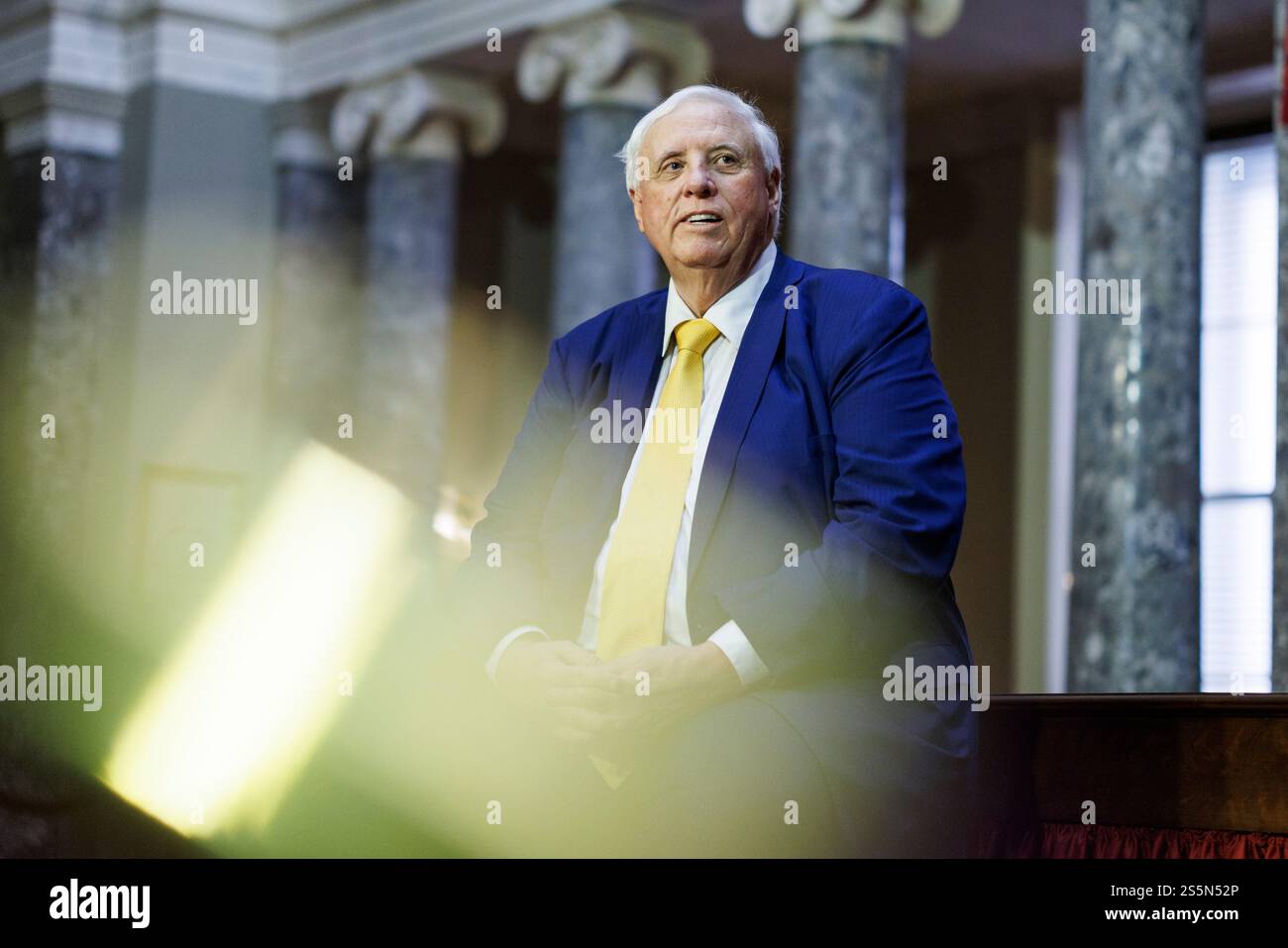 Washington, Stati Uniti. 14 gennaio 2025. Il senatore Jim Justice (R-WV) viene visto dopo una cerimonia di giuramento nella vecchia camera del Senato a Washington DC martedì 14 gennaio 2025. (Foto di Aaron Schwartz/Sipa USA) credito: SIPA USA/Alamy Live News Foto Stock