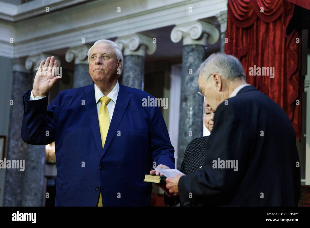 Washington, Stati Uniti. 14 gennaio 2025. Il senatore Jim Justice (R-WV) ha giurato con sua moglie Kathy Justice, in una cerimonia di giuramento di rinascita con il senato Pro-Tempore Chuck Grassley nella Old Senate Chamber a Washington DC martedì 14 gennaio 2025. (Foto di Aaron Schwartz/Sipa USA) credito: SIPA USA/Alamy Live News Foto Stock
