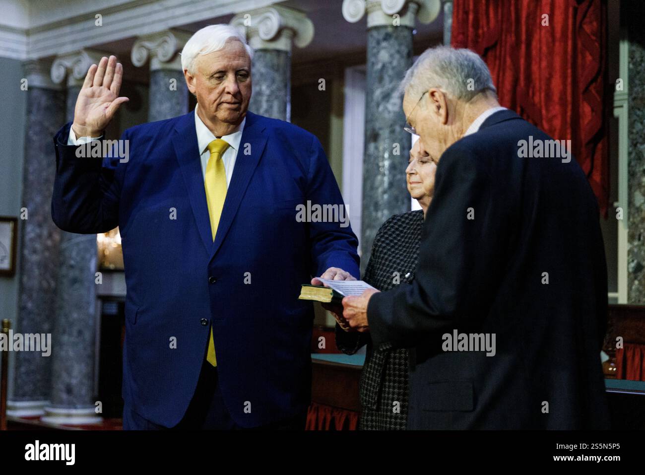 Washington, Stati Uniti. 14 gennaio 2025. Il senatore Jim Justice (R-WV) ha giurato con sua moglie Kathy Justice, in una cerimonia di giuramento di rinascita con il senato Pro-Tempore Chuck Grassley nella Old Senate Chamber a Washington DC martedì 14 gennaio 2025. (Foto di Aaron Schwartz/Sipa USA) credito: SIPA USA/Alamy Live News Foto Stock