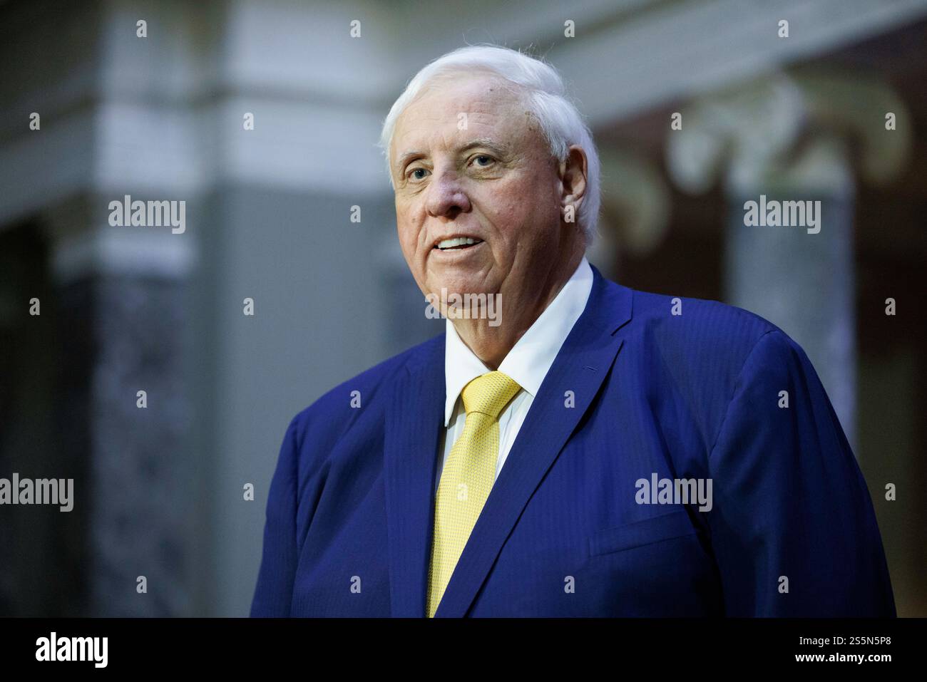 Washington, Stati Uniti. 14 gennaio 2025. Il senatore Jim Justice (R-WV) viene visto dopo una cerimonia di giuramento nella vecchia camera del Senato a Washington DC martedì 14 gennaio 2025. (Foto di Aaron Schwartz/Sipa USA) credito: SIPA USA/Alamy Live News Foto Stock