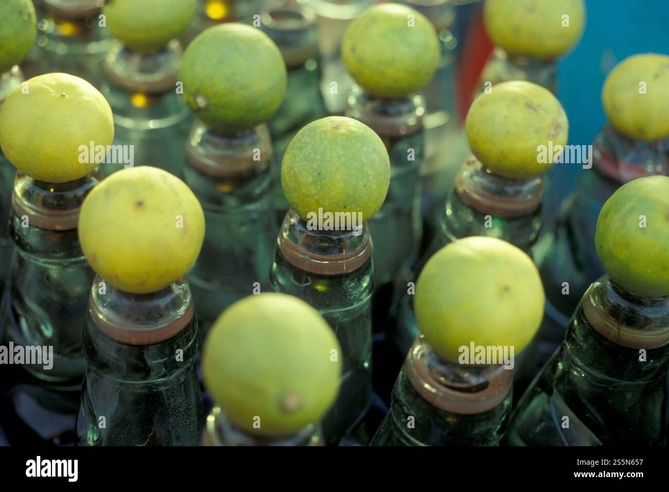 Bibita al limone in stile indiano presso un ristorante nella città di nuova Delhi in India. India, Delhi, febbraio 1998. PORTA INDIA DELHI Foto Stock