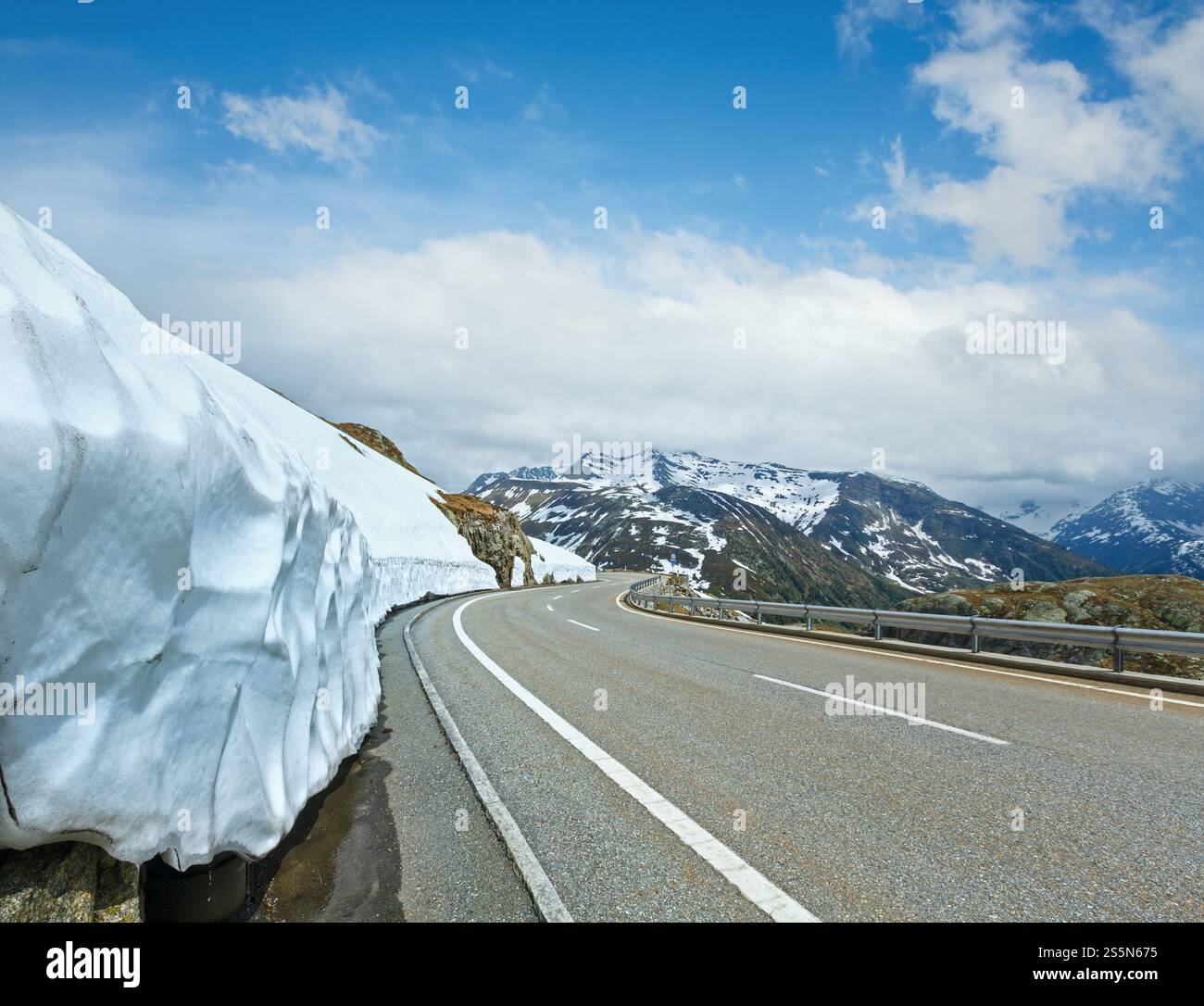 Estate paesaggio di montagna con road (Passo del Grimsel, Svizzera) Foto Stock