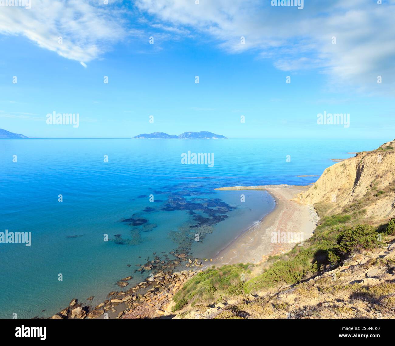 Mattina mare costa rocciosa del paesaggio (Narta Laguna, Valona Albania. Foto Stock