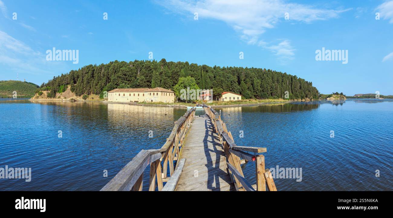 In legno ponte in rovina a isolato Monastero di Santa Maria sul Zvernec isola (Narta Laguna, Valona Albania). Foto Stock