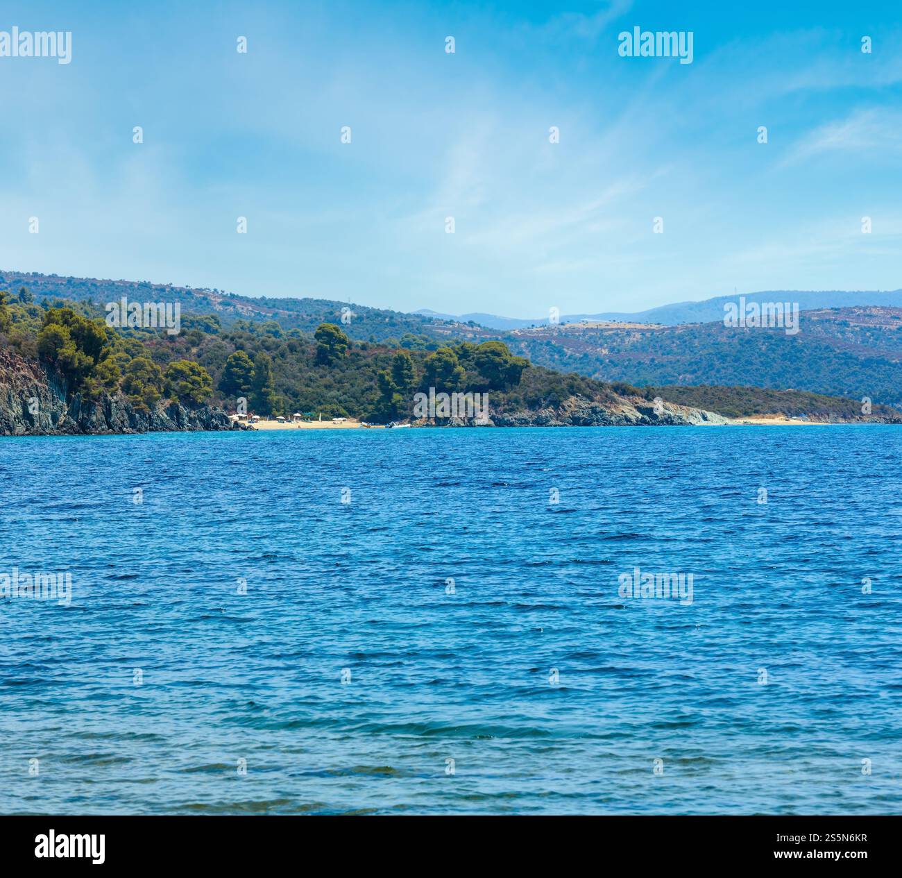 Estate Mare Egeo paesaggio della costa con spiagge (, Sithonia Halkidiki, Grecia). Persone irriconoscibile. Foto Stock