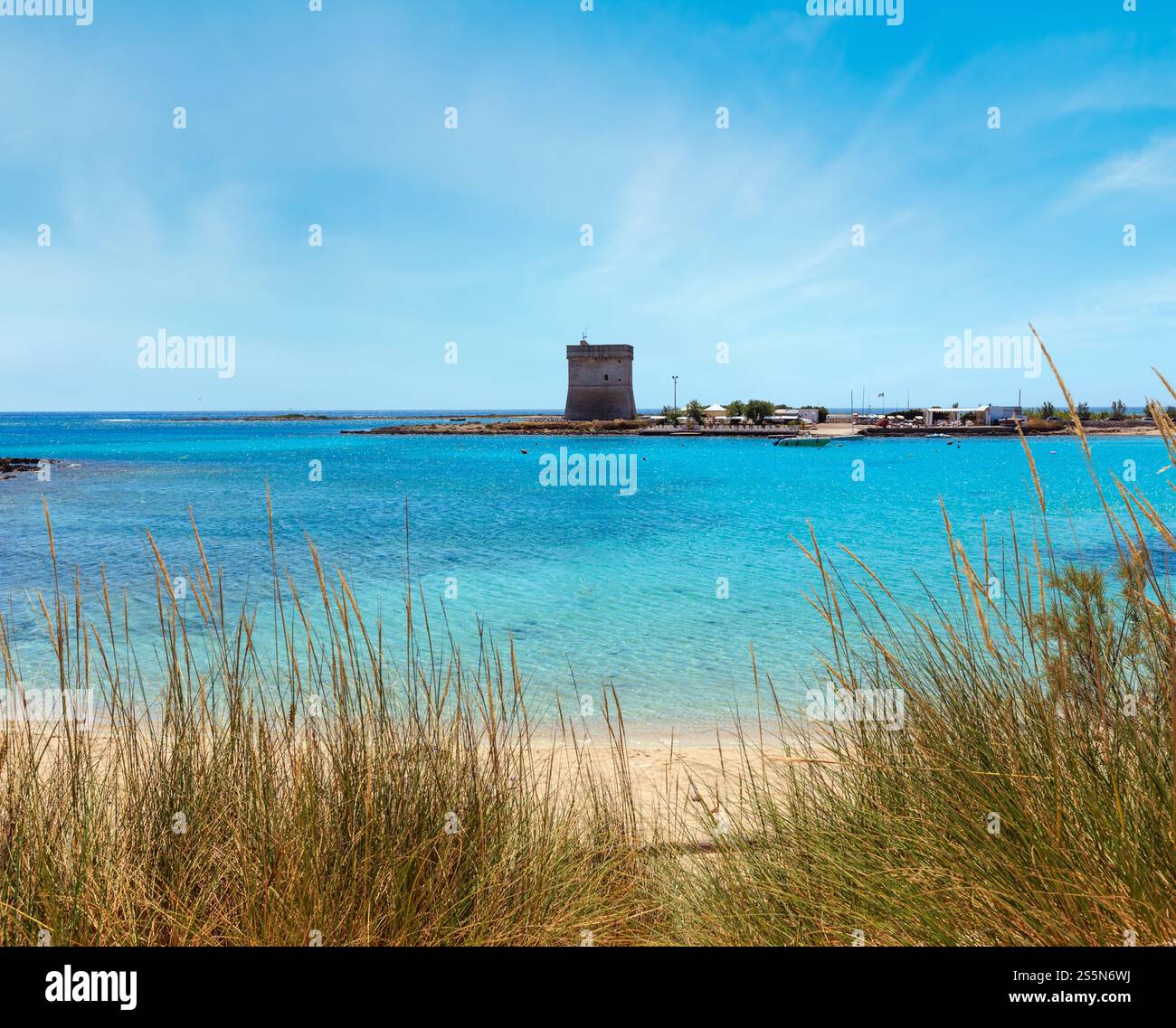 Pittoresca spiaggia di Torre Chianca e storica torre fortificata Torre Chianca (Torre Santo Stefano) sulla costa ionica del Salento, Porto Cesareo, Foto Stock