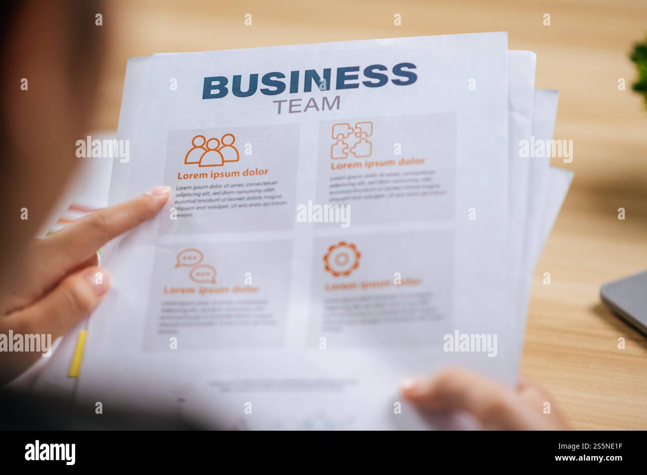 Rara mano di giovane donna asiatica freelance che lavora con i documenti sul posto di lavoro a casa, durante la quarantena covid-19 auto isolamento a casa, Foto Stock