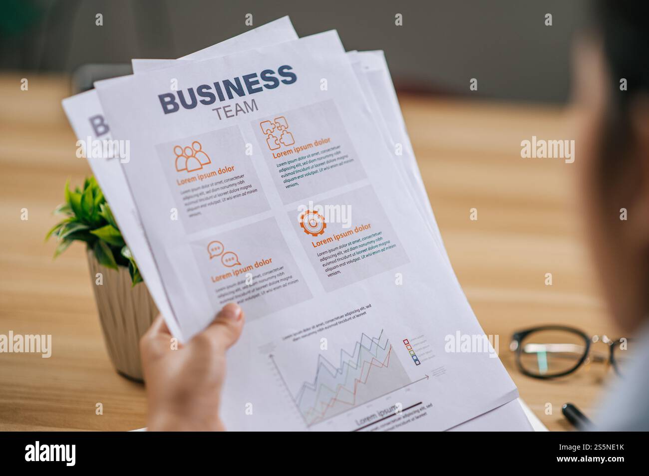 Rara mano di giovane donna asiatica freelance che lavora con i documenti sul posto di lavoro a casa, durante la quarantena covid-19 auto isolamento a casa, Foto Stock