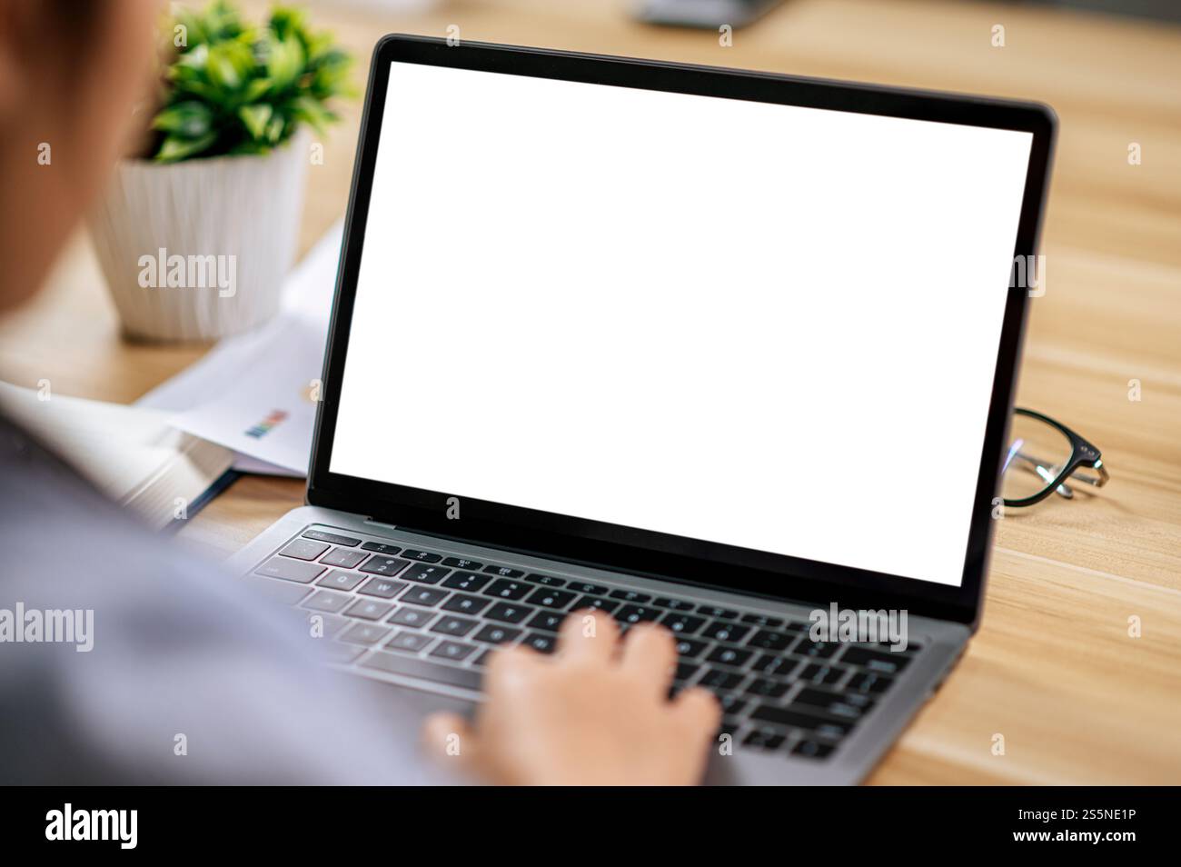 Rara visione della giovane donna asiatica freelance che lavora con un computer portatile sul posto di lavoro a casa, durante la quarantena covid-19 auto isolamento AT Foto Stock