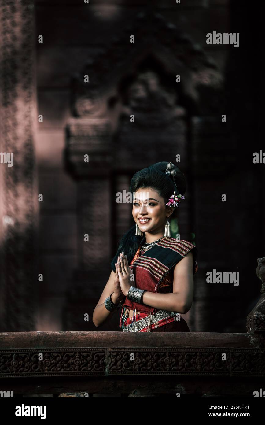 Giovane attrice donna che indossa bellissimi costumi antichi, in antichi monumenti, stile drammatico. Esibirsi sulla leggenda dell'amore per la storia popolare, l'Isan tailandese Foto Stock