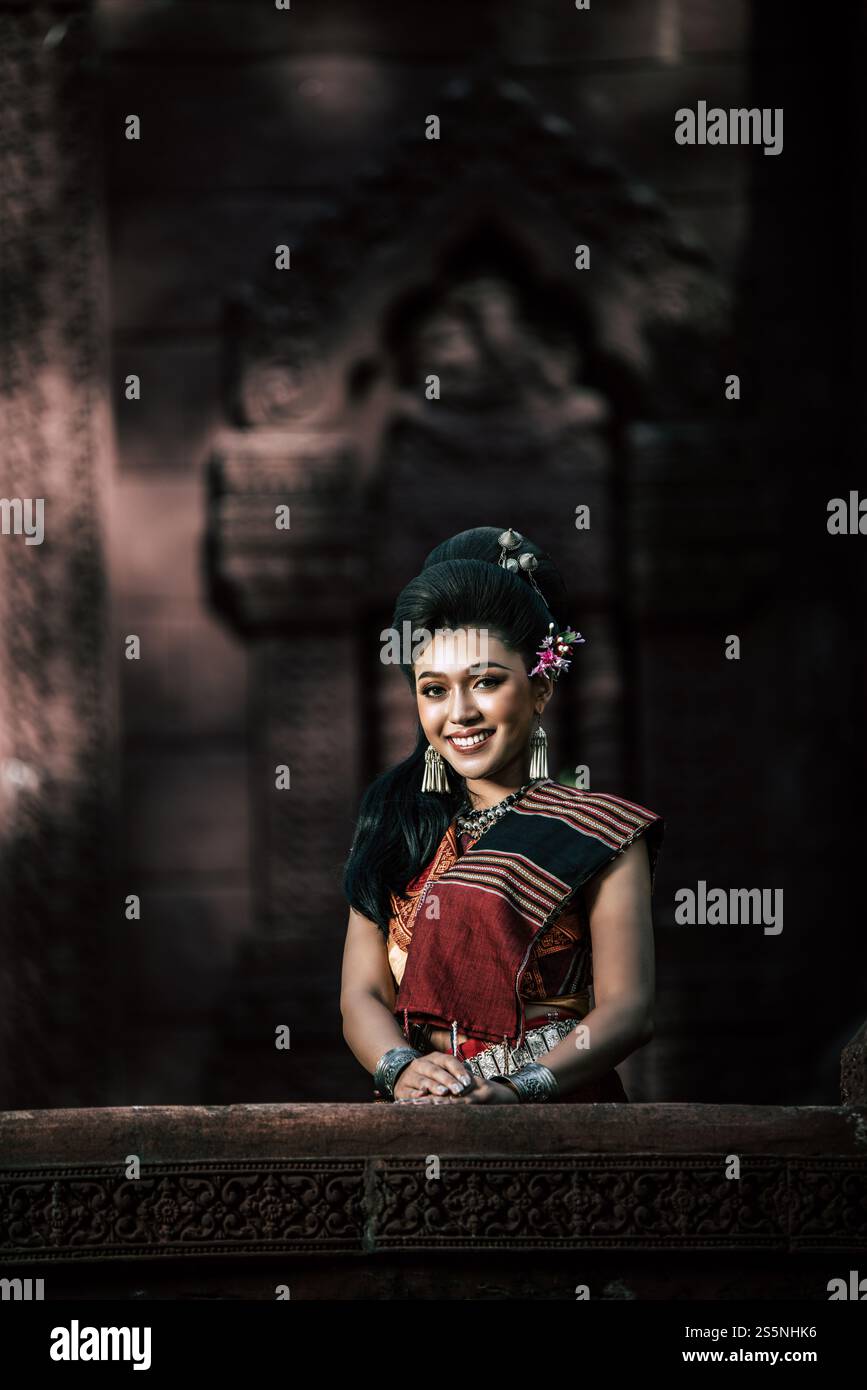 Giovane attrice donna che indossa bellissimi costumi antichi, in antichi monumenti, stile drammatico. Esibirsi sulla leggenda dell'amore per la storia popolare, l'Isan tailandese Foto Stock