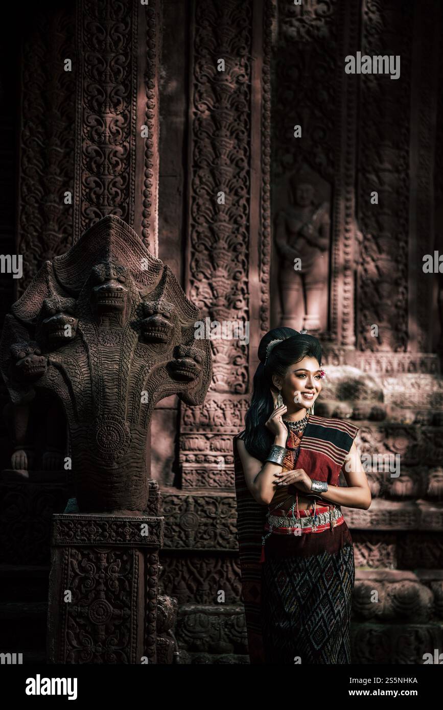 Giovane attrice donna che indossa bellissimi costumi antichi, in antichi monumenti, stile drammatico. Esibirsi sulla leggenda dell'amore per la storia popolare, l'Isan tailandese Foto Stock