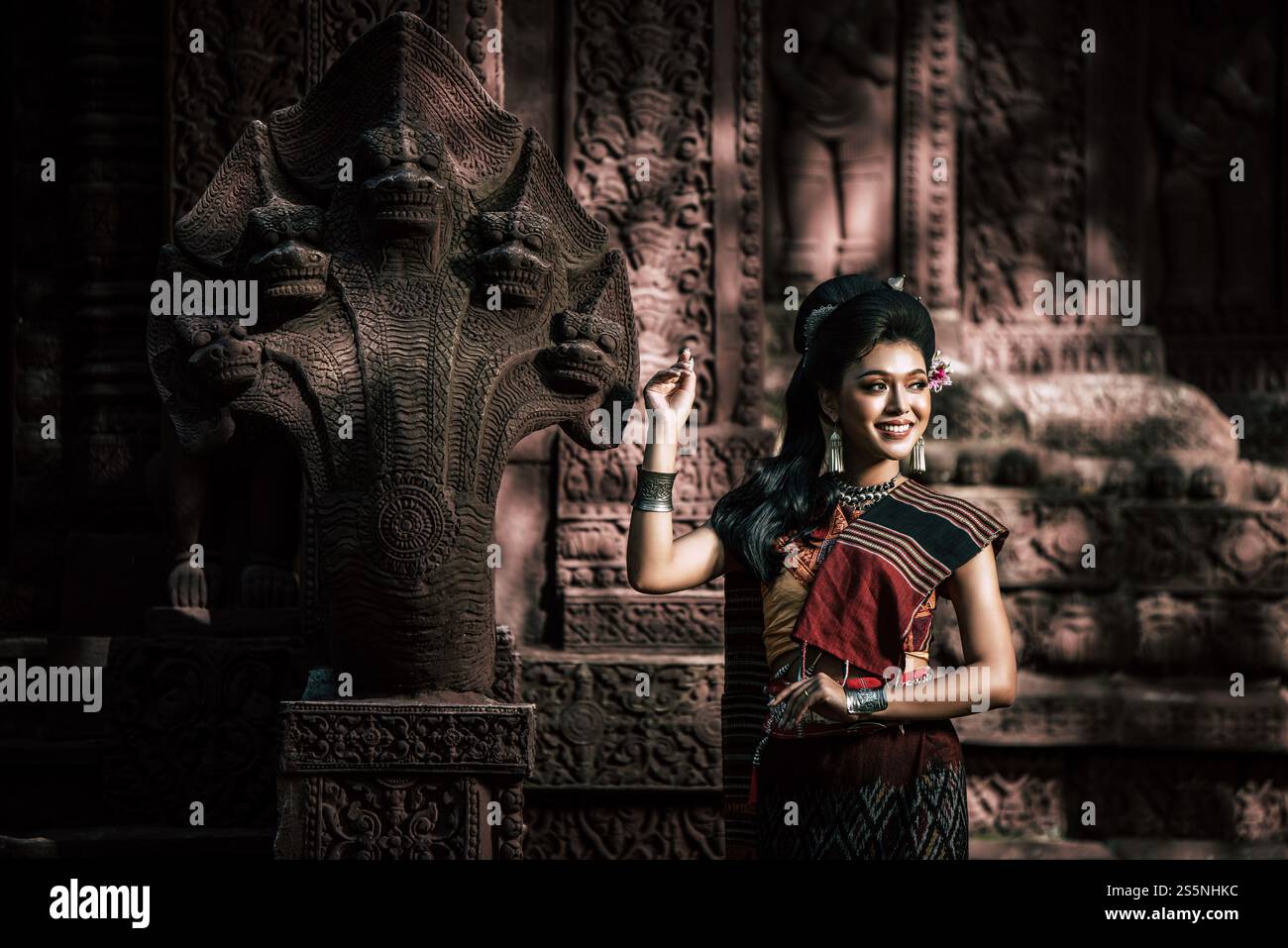 Giovane attrice donna che indossa bellissimi costumi antichi, in antichi monumenti, stile drammatico. Esibirsi sulla leggenda dell'amore per la storia popolare, l'Isan tailandese Foto Stock