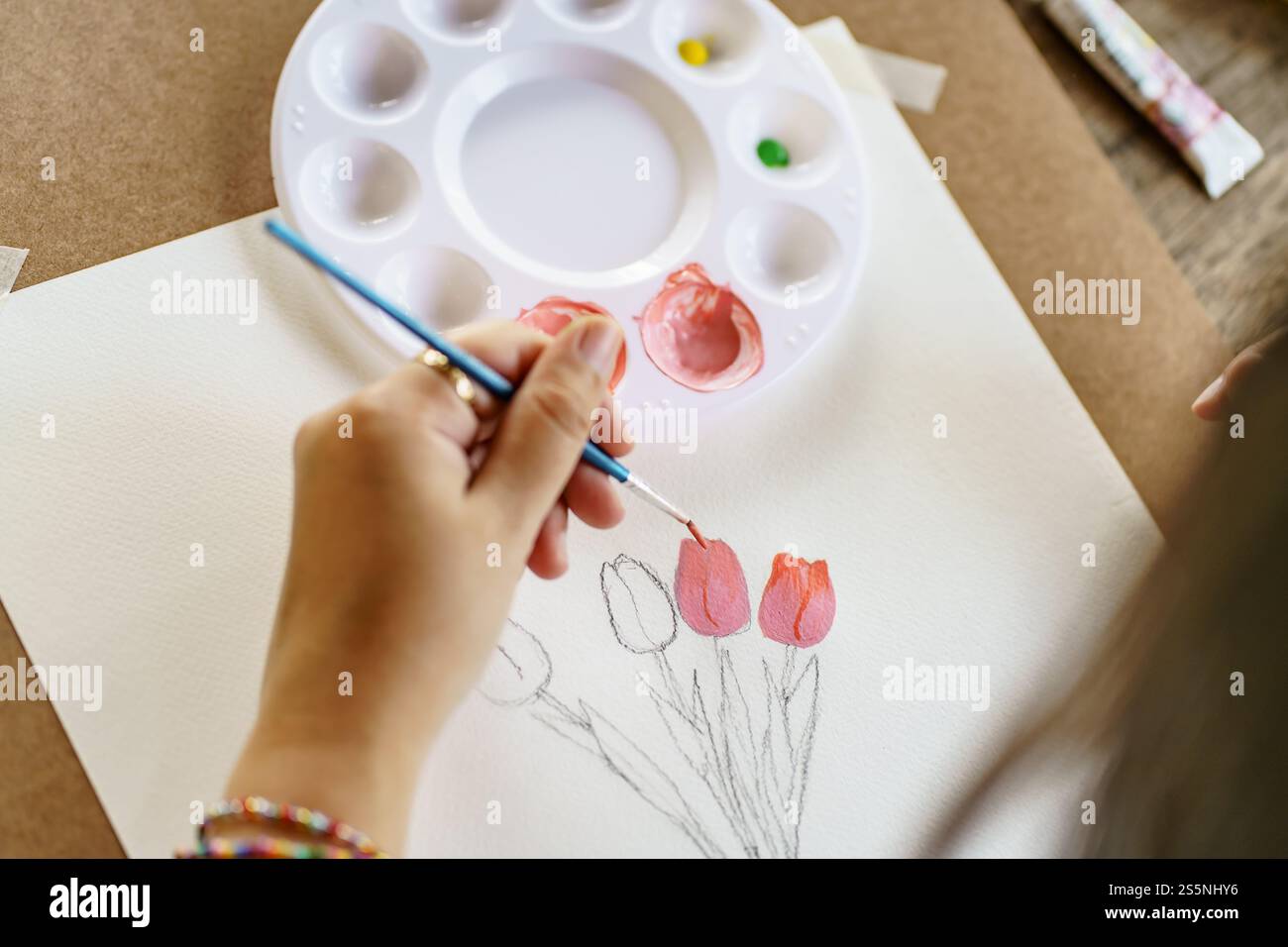 Disegnare da un artista pennello che mescola colore acrilico acquerello pittura ad olio sulla creatività artistica e sulla terapia parziale. Foto Stock