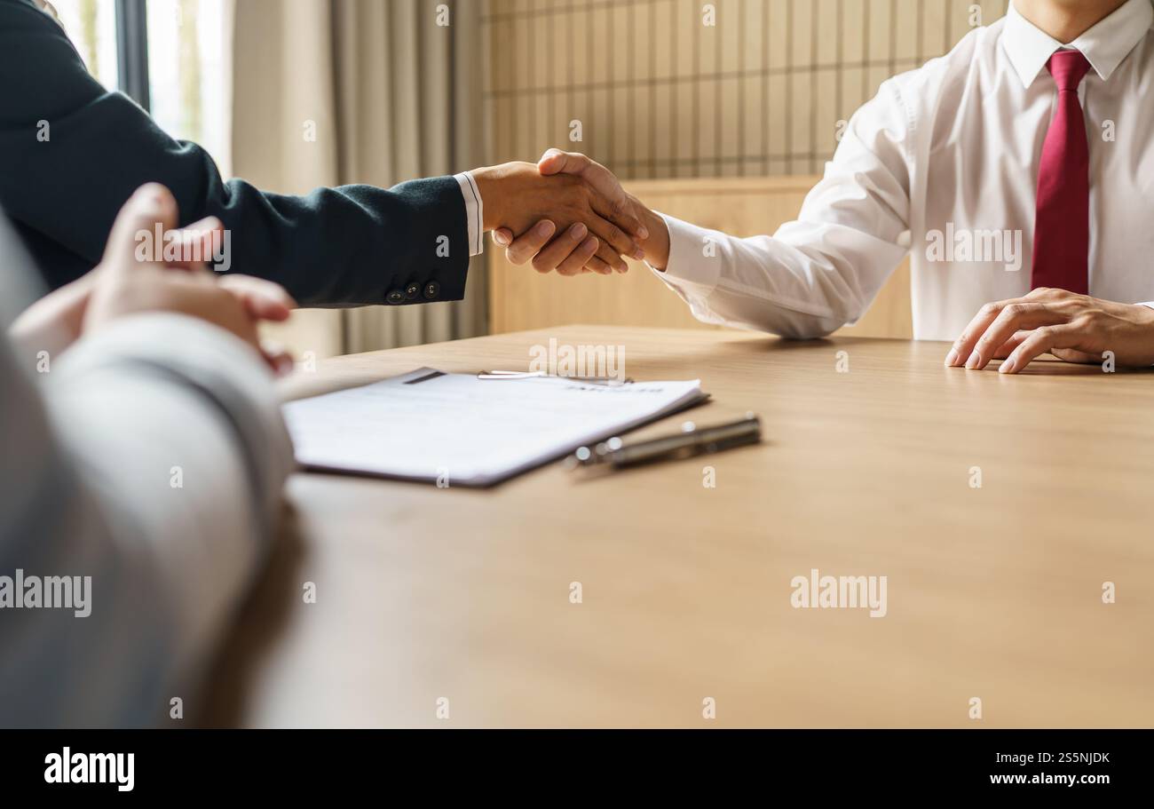 Uomo d'affari che stringe la mano a un candidato di successo al colloquio. ho trovato il lavoro in squadra. Benvenuto a bordo di una riunione di successo per fare un accordo Foto Stock