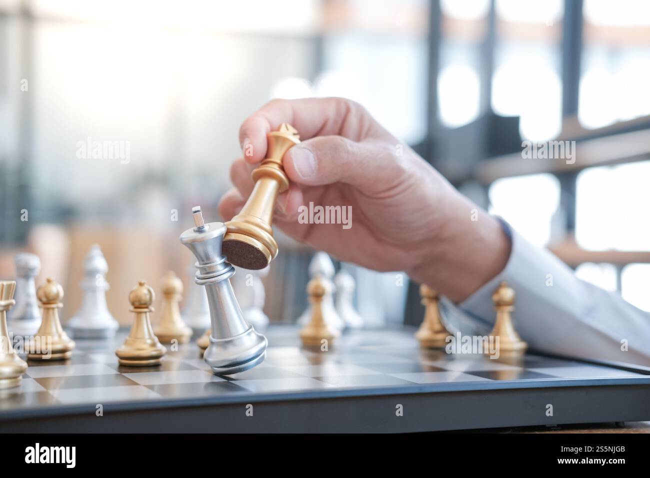 Imprenditore giocare con il gioco di scacchi. successo il concetto di gestione della strategia aziendale e sfida tattica Foto Stock