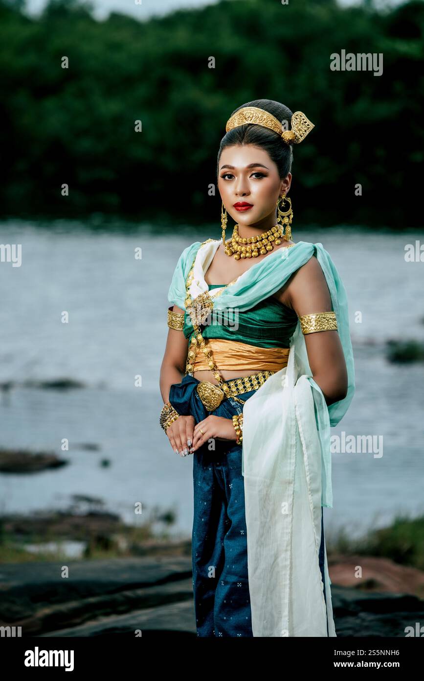 Ritratto giovane bella donna che indossa in tradizionale con ornamento su cui Regina di Naga, Thailandia letteratura sul re serpente, racconti popolari basati Foto Stock