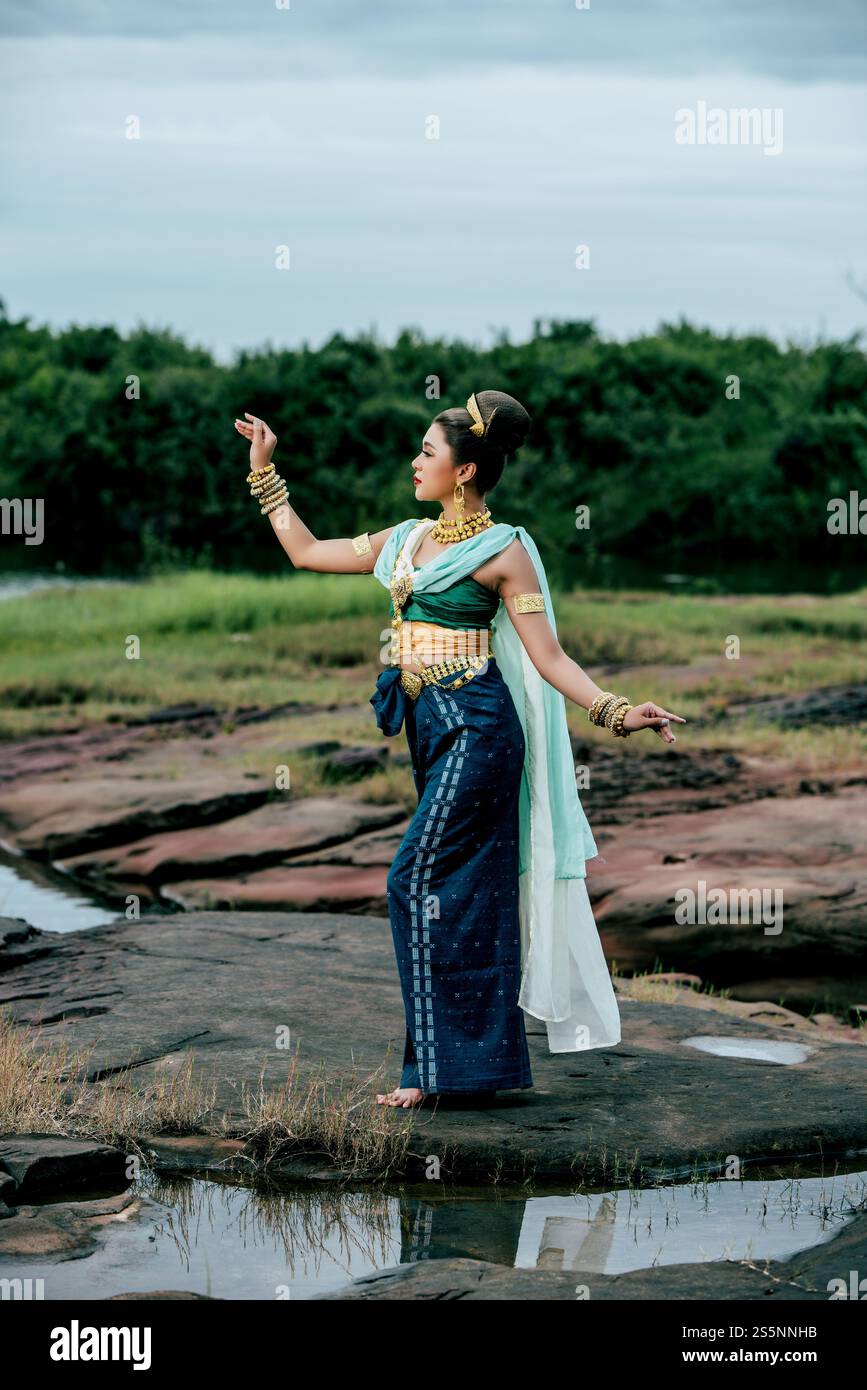 Ritratto giovane bella donna che indossa in tradizionale con ornamento su cui Regina di Naga, Thailandia letteratura sul re serpente, racconti popolari basati Foto Stock