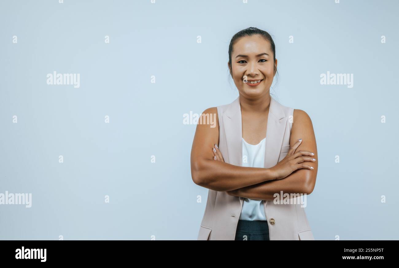 Ritratto di donna asiatica felice sorridente guardando la fotocamera e le braccia incrociate con spazio di copia per testo sullo sfondo e concetto pubblicitario. Foto Stock
