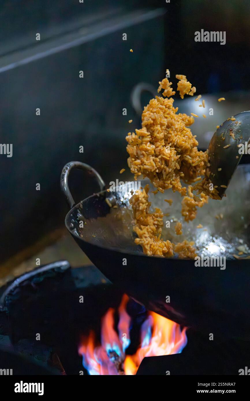 Wok cucina in un ristorante Foto Stock