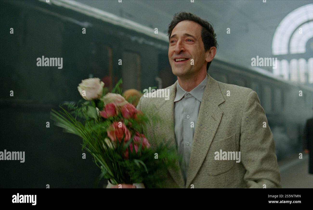 The Brutalist (2024) diretto da Brady Corbet e interpretato da Adrien Brody nel ruolo di László Tóth, un architetto visionario che fugge dall'Europa del dopoguerra con sua moglie per costruire un progetto monumentale in America, solo per affrontare sfide inaspettate. Pubblicità ancora ***SOLO PER USO EDITORIALE***. Credito: BFA / A24 Foto Stock